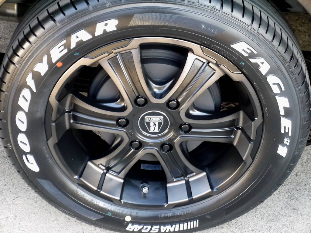 足元にはバルベロ ワイルドディープス１７インチアルミにナスカータイヤをインストール！！