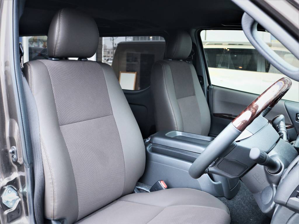 運転席シート、専用ハーフレザーシート！