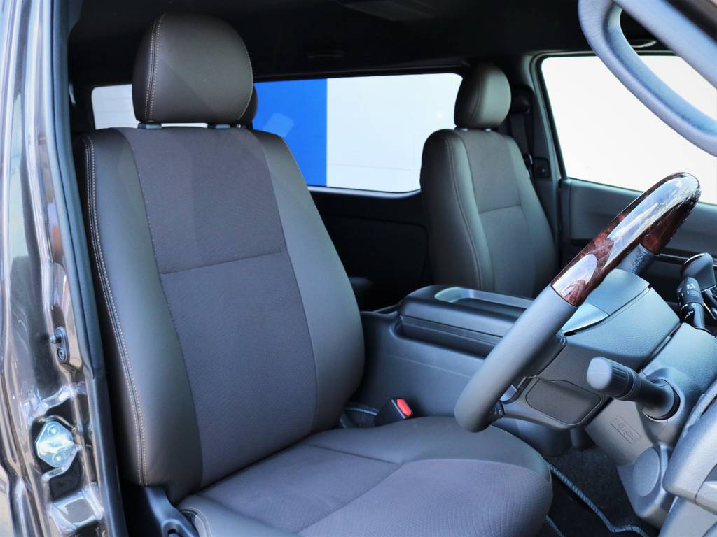 運転席シート、専用ハーフレザーシート！