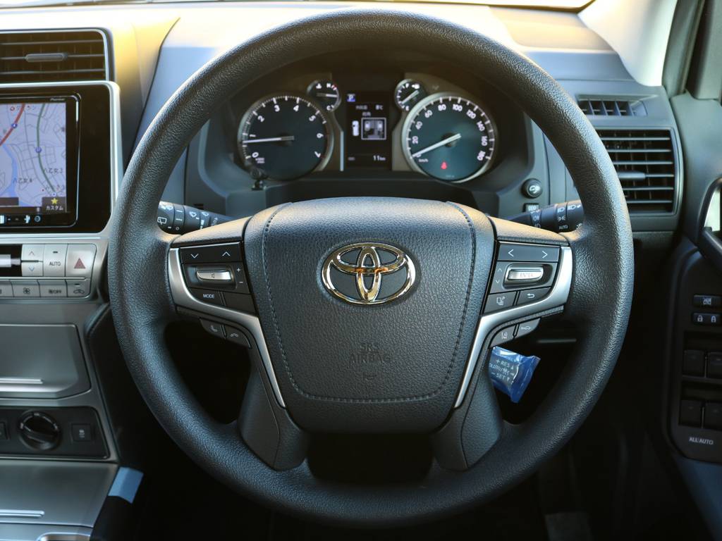 ステアリングスイッチ、クルーズコントロール、エアバッグと装備も充実★こちらの新型モデルからは、エアバッグ部にステッチが入りオシャレになってます★