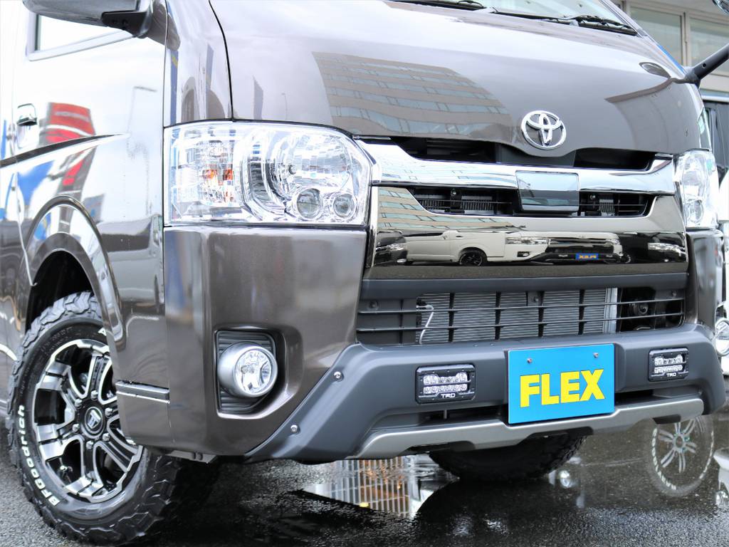 ＴＲＤバンパー装着！！ＬＥＤヘッドライト標準装備に加え、グリルは特別仕様でダークメッキになっております