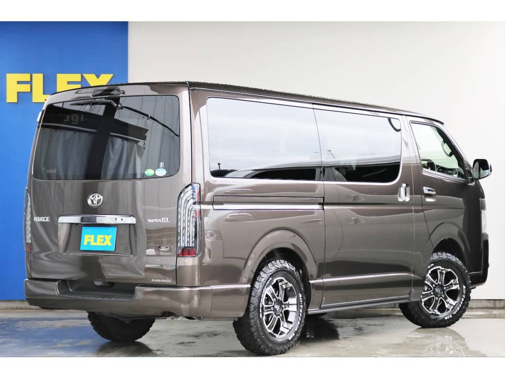 車体が大きいハイエースですがこちらはメーカーオプションのバックカメラ付き自動防眩ミラー搭載！駐車も安心ですね