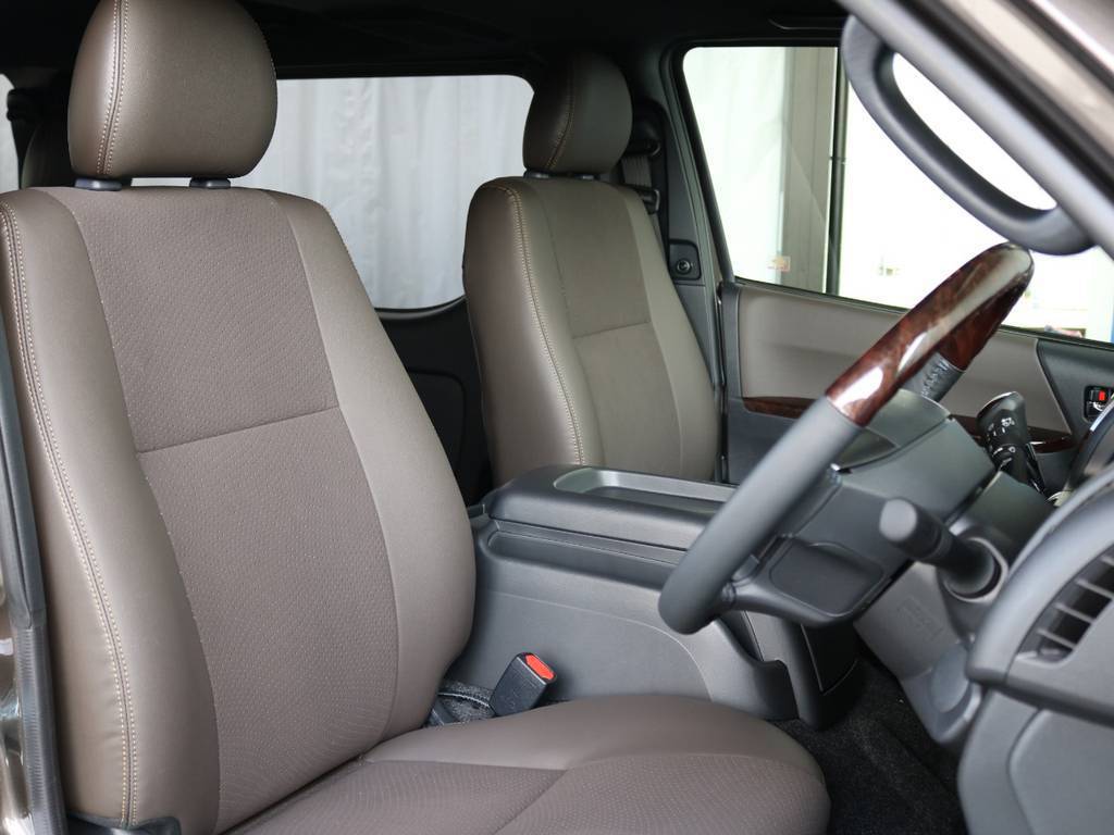 運転席側のドアを開けたイメージです。ハイエースは車高が高く前がないので運転しやすいですよ！！