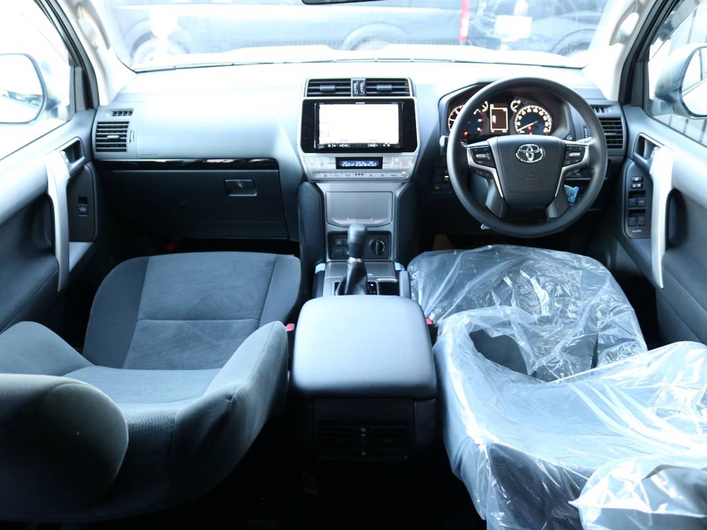 広々したインパネに大きなFガラスで運転視界もグッド！