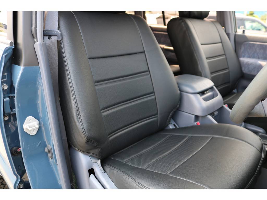 運転席もシートカバーで高級感漂うスタイルに！