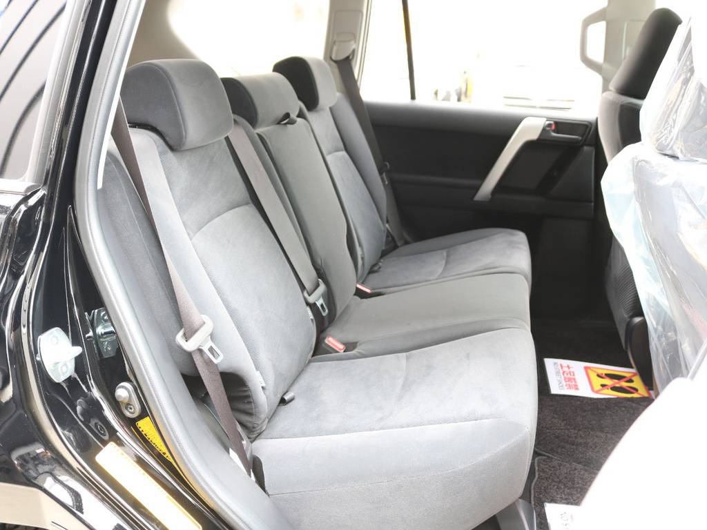 後部座席は広々していて後ろに乗る方も快適にドライブ楽しめます☆