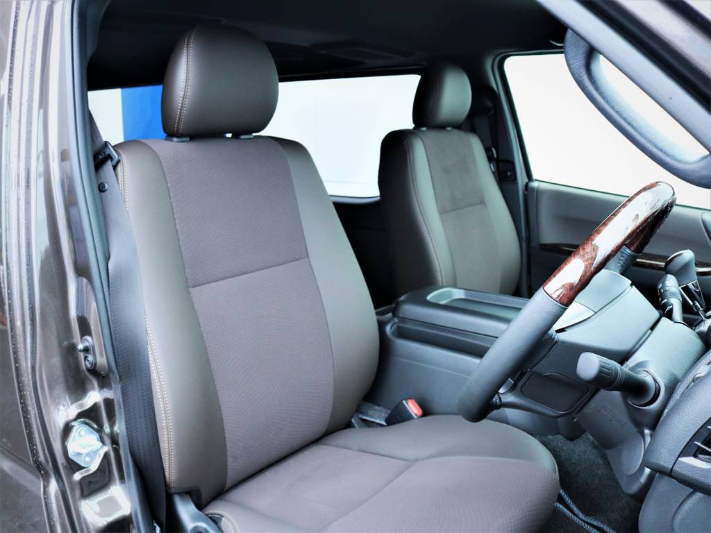 運転席シート、専用ハーフレザーシート！