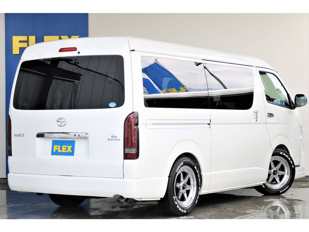 車体の大きいハイエースですがバックカメラ付きですので駐車もご安心下さい！