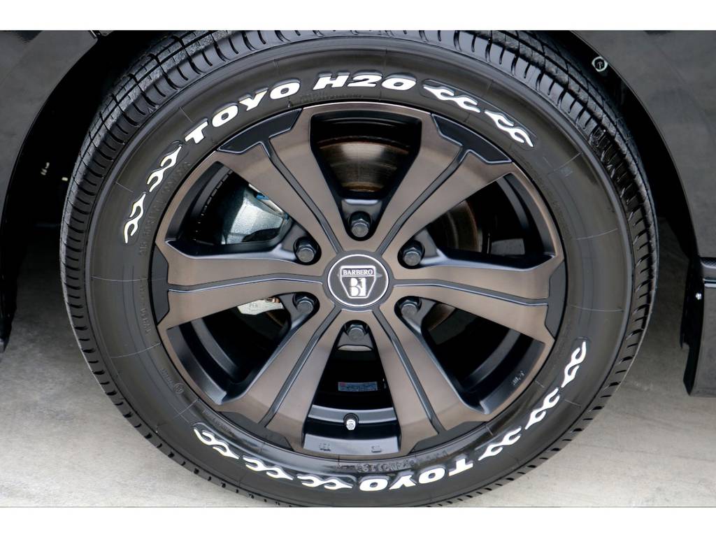 ＴＯＹＯ Ｈ２０タイヤそ装着！ブラックカラーで統一された外観にホワイトレターのアクセントがお洒落です♪