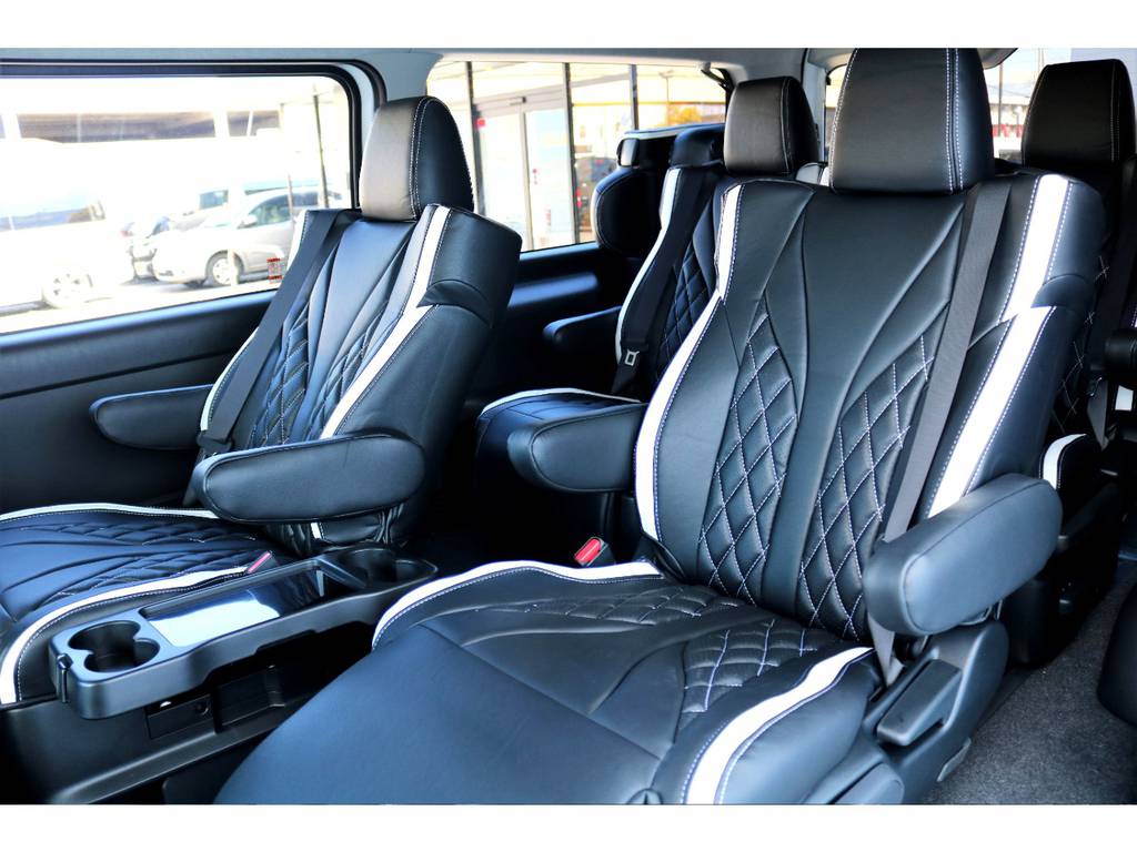 両側の肘置きは無段階での調整が可能で、ご乗車の方に最適な位置に合せられます♪