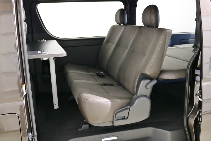 特別仕様車スーパーＧＬ“50TH ANNIVERSARY LIMITED”専用のシート表皮はダークブラウンのトリコット＋合成皮革＆ダブルステッチ！ＨＩＡＣＥロゴ＆イルミネーション付きスカッフプレート！