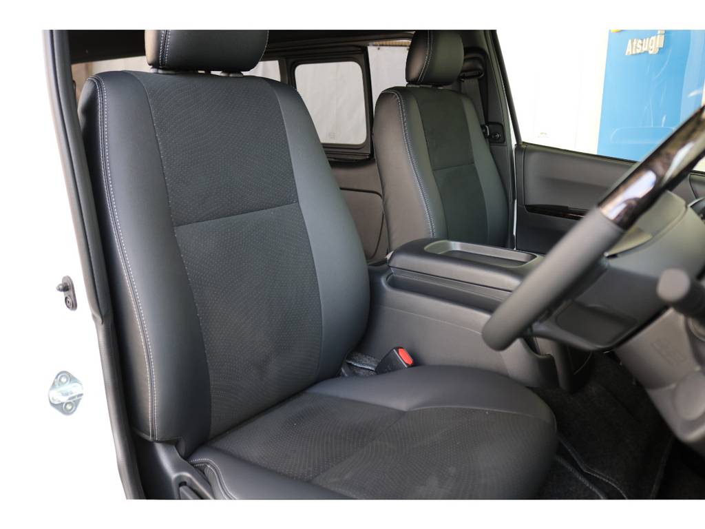 運転席側のドアを開けた時のイメージです！ハイエースは車高が高く前がないので運転しやすいですよ！
