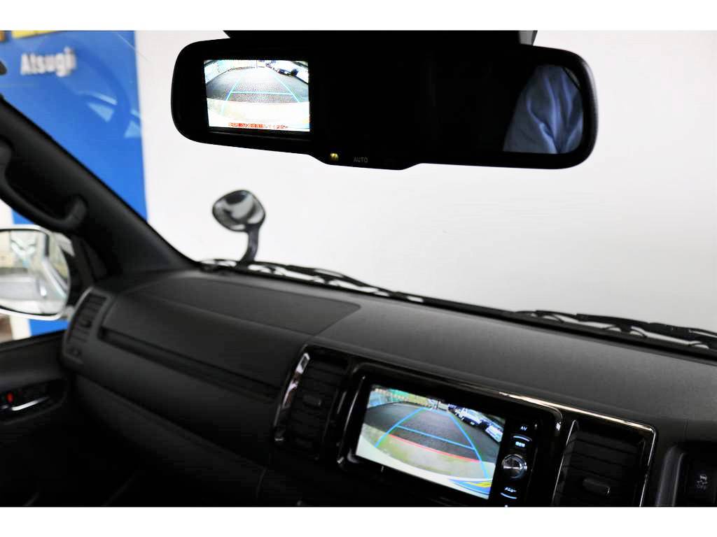 メーカーオプションの「バックカメラ付き自動防眩ミラー」搭載！車体の大きいハイエースの駐車もご安心ください