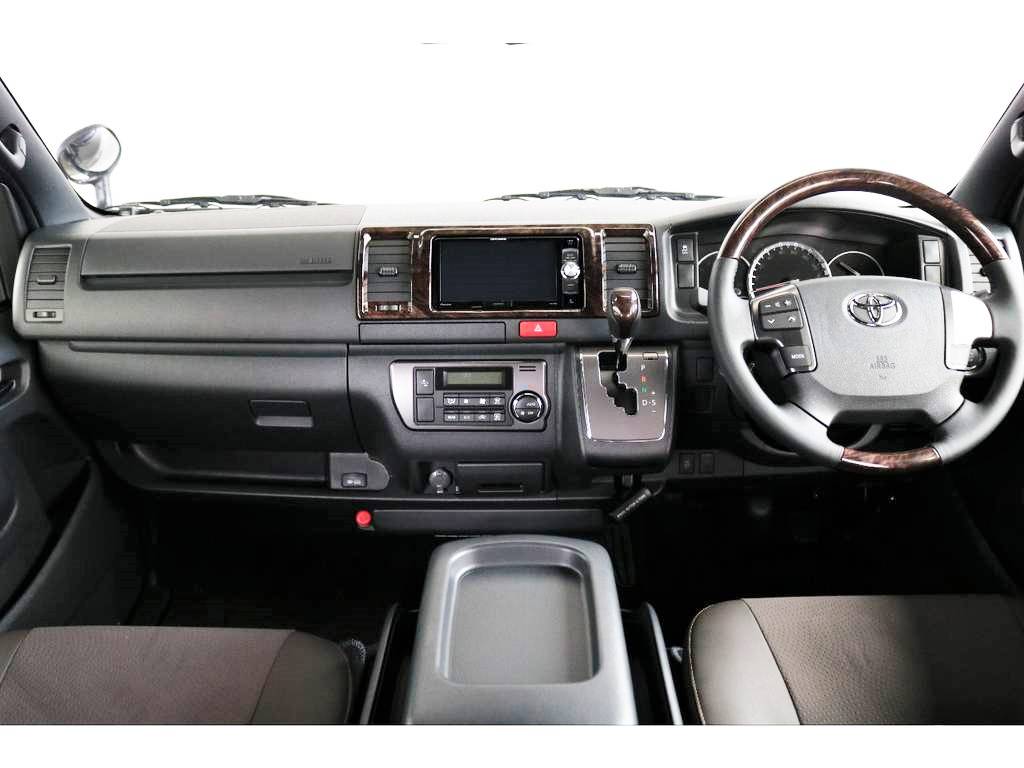特別仕様茶木目マホガニー調インテリアパネル/シフトノブ/ステアリングホイール　お洒落な運転席です！