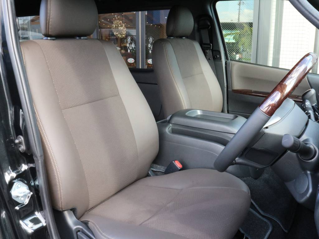 運転席側のドアを開けた時のイメージです。ハイエースは車高が高く前がないので運転しやすいですよ！！