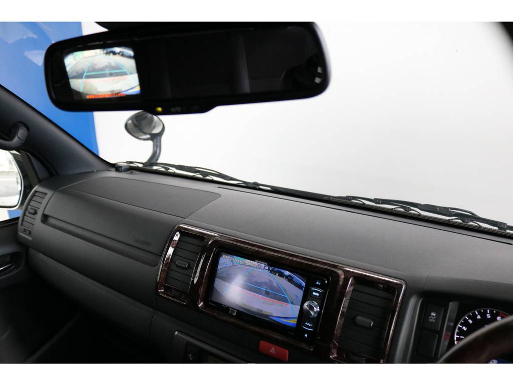メーカーオプションの「バックカメラ付き自動防眩ミラー」搭載！！車体の大きいハイエースの駐車も安心ですね！