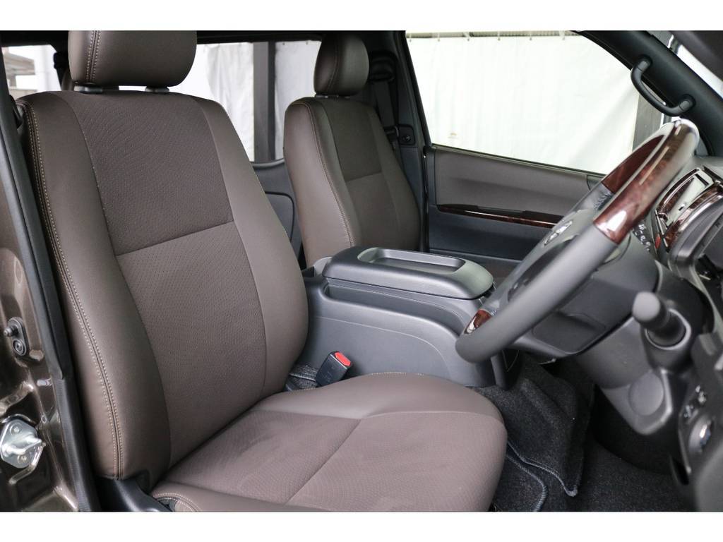運転席側のドアを開けた時のイメージです。ハイエースは車高が高く前がないので運転しやすいですよ！！