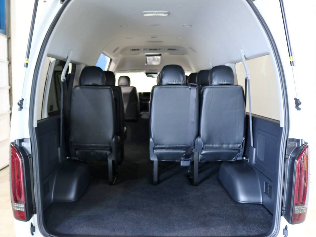 １０人乗車でも荷物がタップリ積めます！