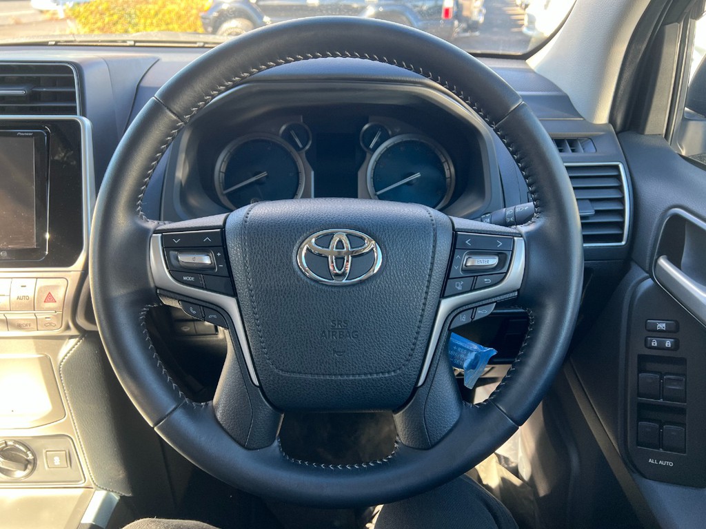 ハンドルは純正革巻きハンドルになります！スイッチなどもナビと連動しておりますので、運転の際も安心してエンターティメントをお楽しみ頂けます！