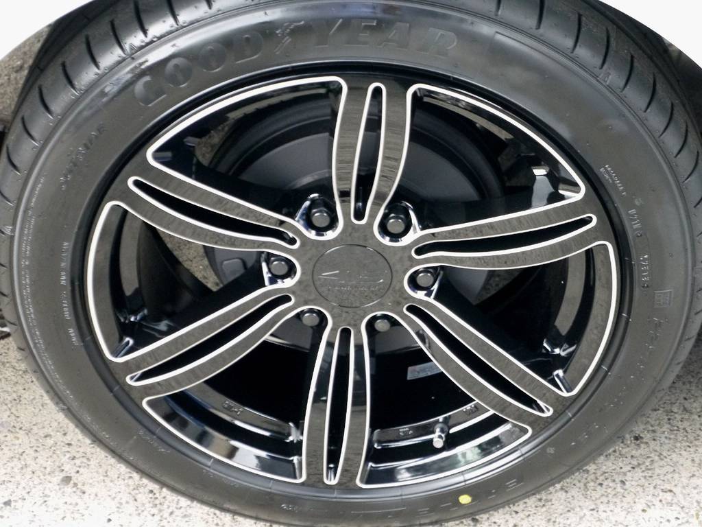 足元には４１５ＣＯＢＲＡ バットラッカーＢＸ１８インチアルミをインストール！！