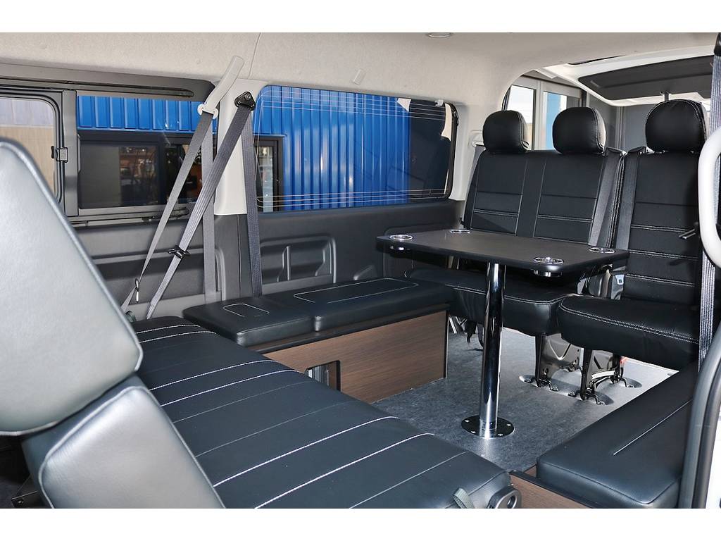 専用テーブル装備で車内で食事などお楽しみ頂けます！