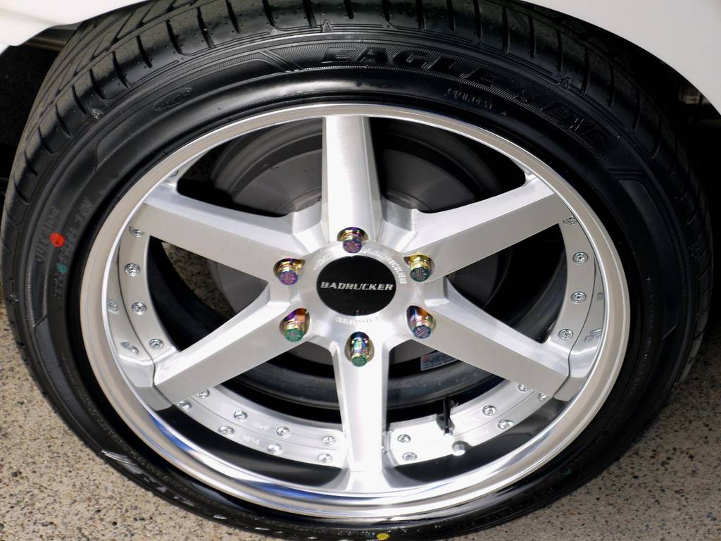 足元には４１５ＣＯＢＲＡ バットラッカー ＳＤ－６ ＰＲＥＭＩＵＭ ＦＯＲＧＥＤ１８インチアルミをインストール！！