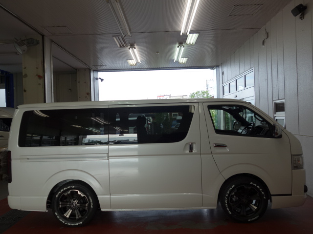新車ハイエースＶダークプライムⅡ２０００ガソリンナビパッケージ完成致しました！！