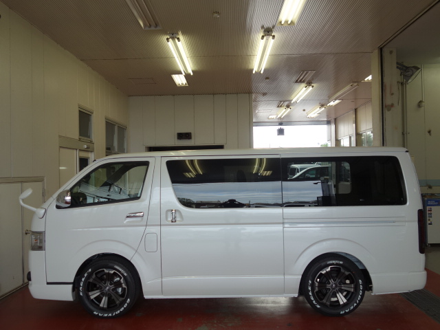 新車ハイエースＶダークプライムⅡ２０００ガソリンナビパッケージ完成致しました！！