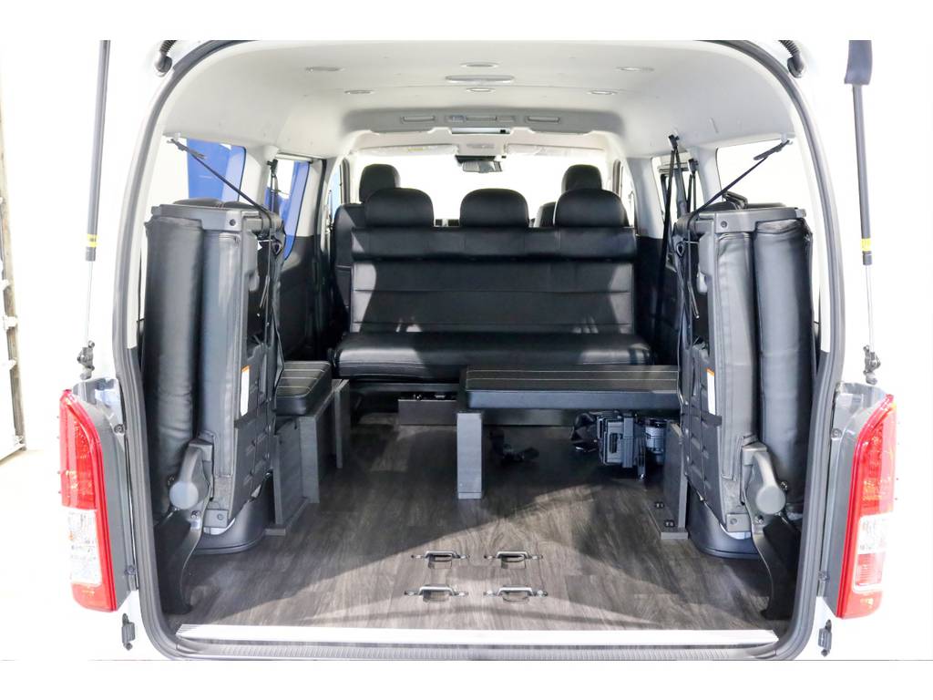 リアの床は重歩行用フローリング！最後列シートを左右に跳ね上げれば荷物もタップリ積めちゃいます！