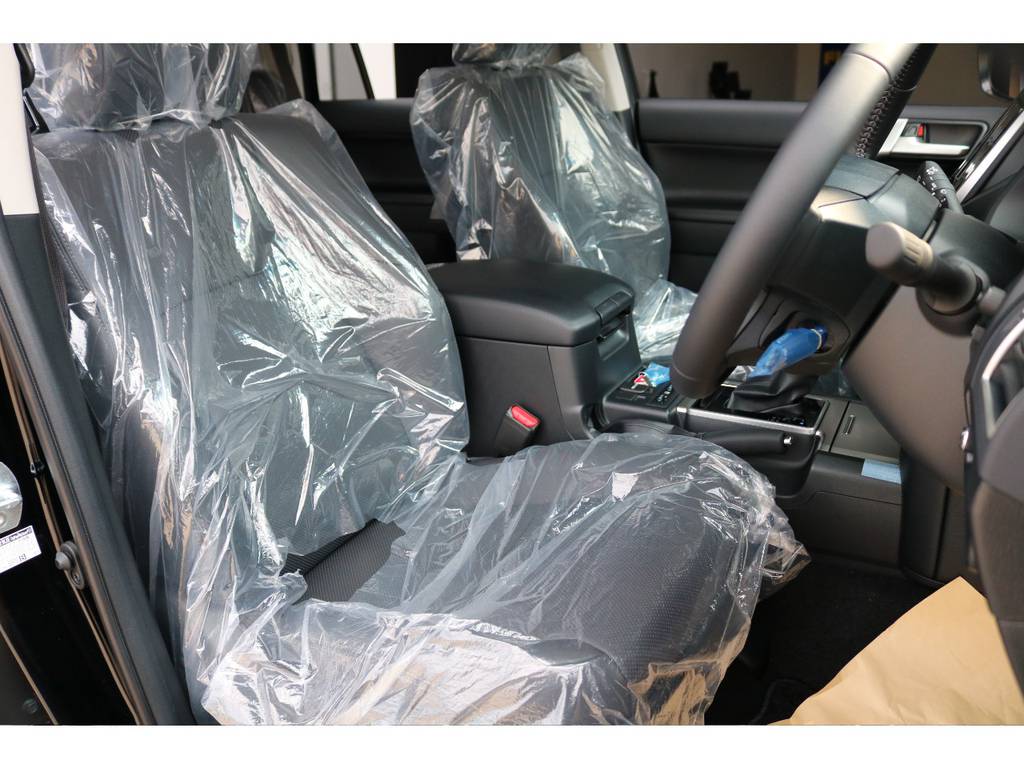 新車なのでまだシートにはビニールが付いてます☆ＴＸ－Ｌは標準で電動パワーシート付き☆