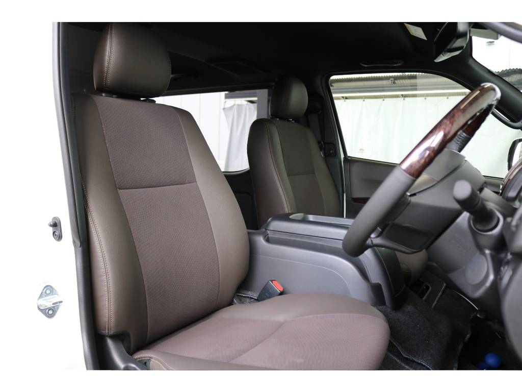 ハイエースは車高が高く前がないので運転しやすいですよ！！！