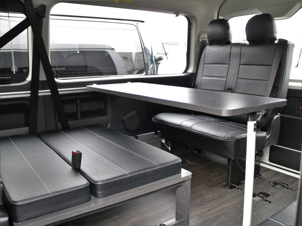 前向き9名　後ろ向き1名乗車！テーブルも完備です！