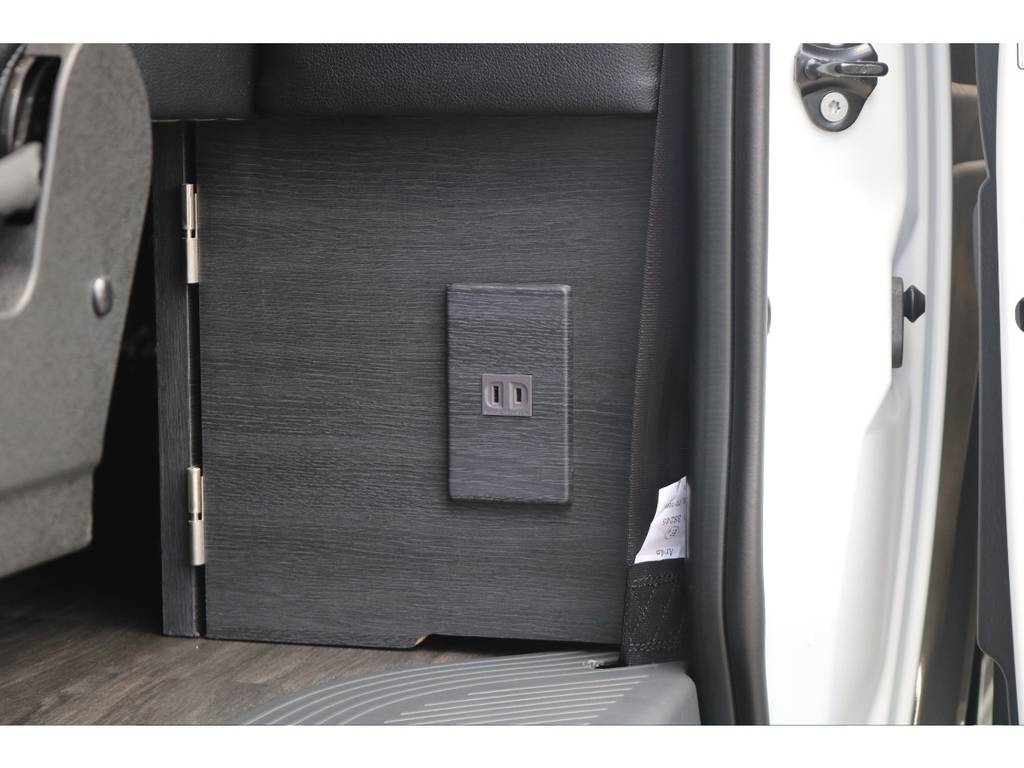 ＡＣ１００Ｖ電源をスライドドア付近に増設しています！！