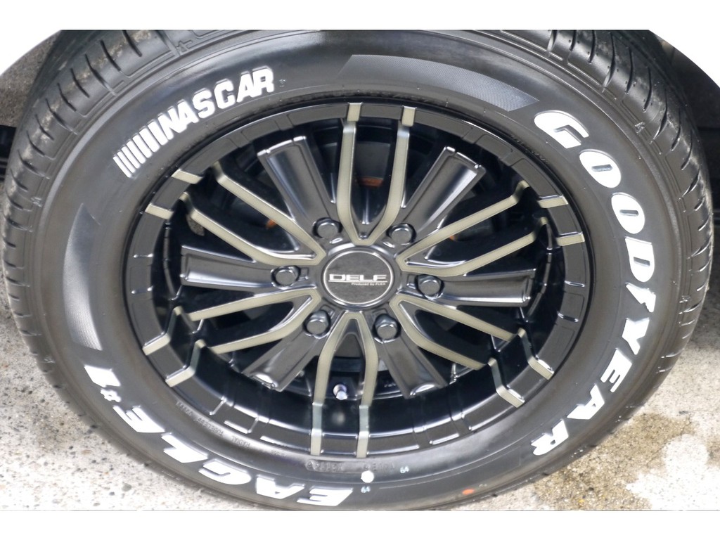 足元にはフレックスオリジナル Ｄｅｌｆ０１ １６インチアルミにナスカータイヤをインストール！！