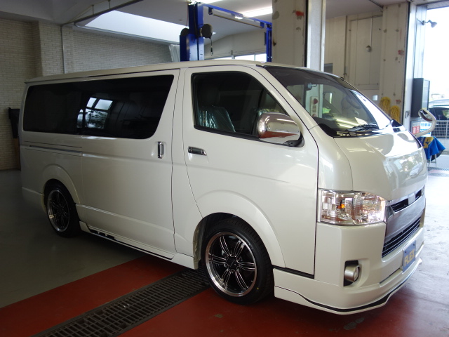 新車ハイエースＶ５０周年特別仕様車４１５コブラフルエアロＫＩＴ完成しました！！スポーティーな１台！！