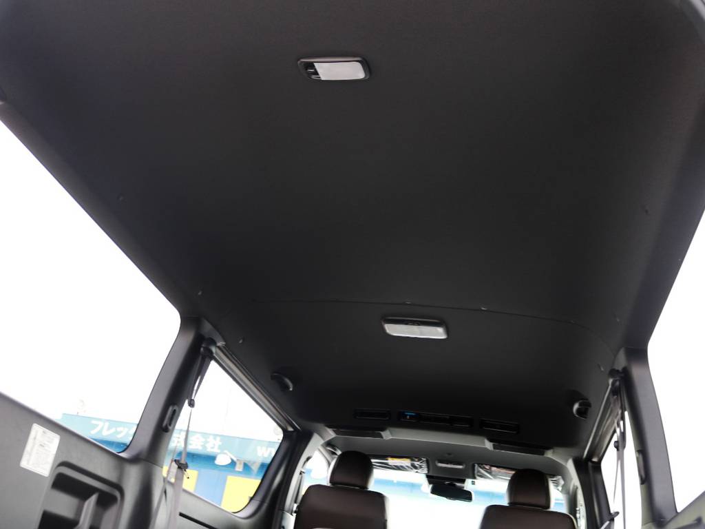 天井やピラーなど、インテリアのカラーが標準でブラックとなっており、車内に高級感がございます♪