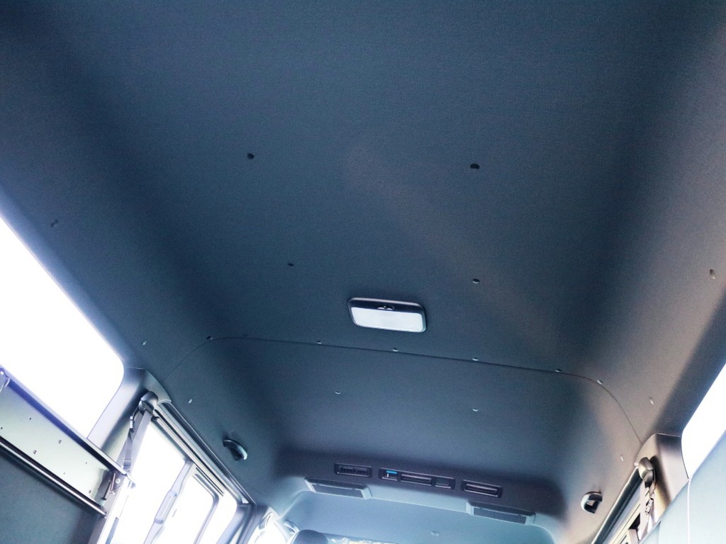 天井やトリム（車内の壁）等がブラックカラーとなっており、高級感のある内装となっております♪