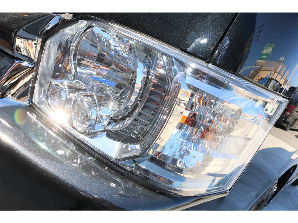 ＬＥＤヘッドライトはプロジェクター式が採用されており、夜間走行も明るく照らしてくれます！インナーブラック施工も人気の施工です♪