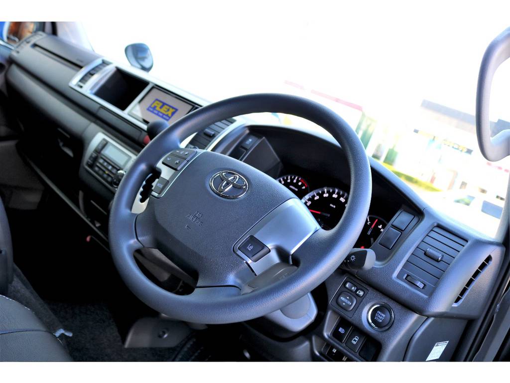 便利なステアリングリモコンもある使い勝手のいい運転席♪