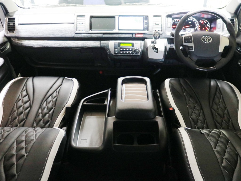 特別架装車ファインテックツアラーをベースにカスタムを施しました♪