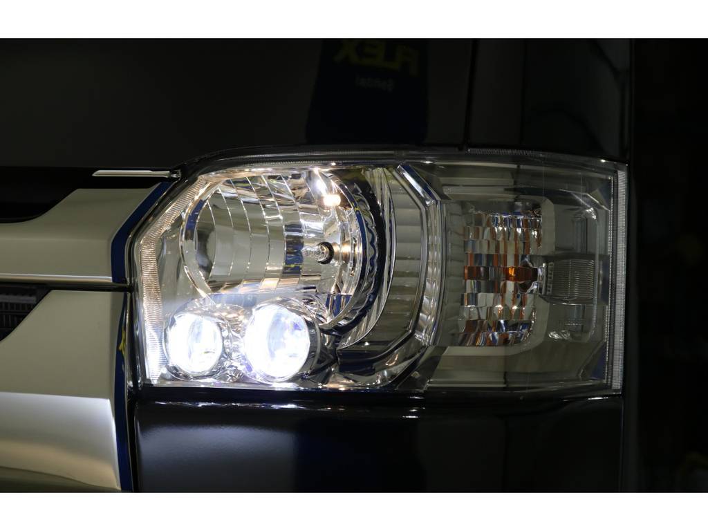 スモーク加飾されたＬＥＤヘッドランプにダークメッキのフロントグリル！