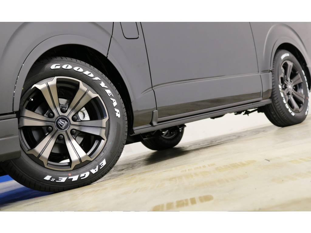 ＦＬＥＸ専用カラーのバルベロ１７インチアルミホイール（アーバングランデ）＆グッドイヤー　ナスカータイヤ！車検対応のＦＬＥＸオリジナルフェンダーも装着！