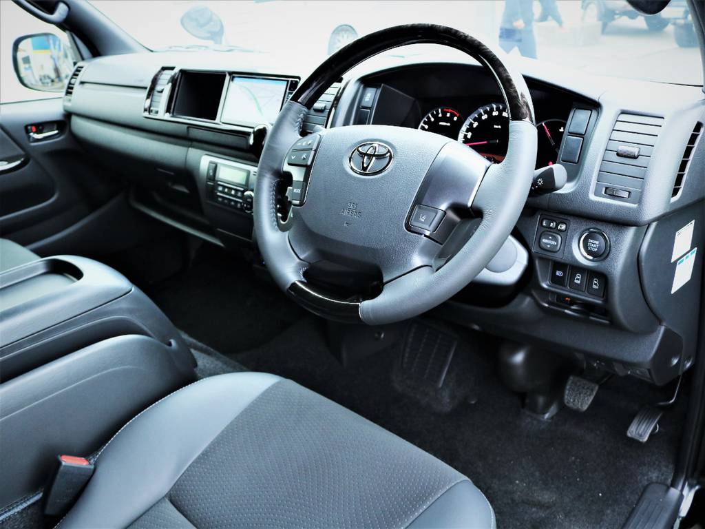 運転席シート、専用ステアリング！