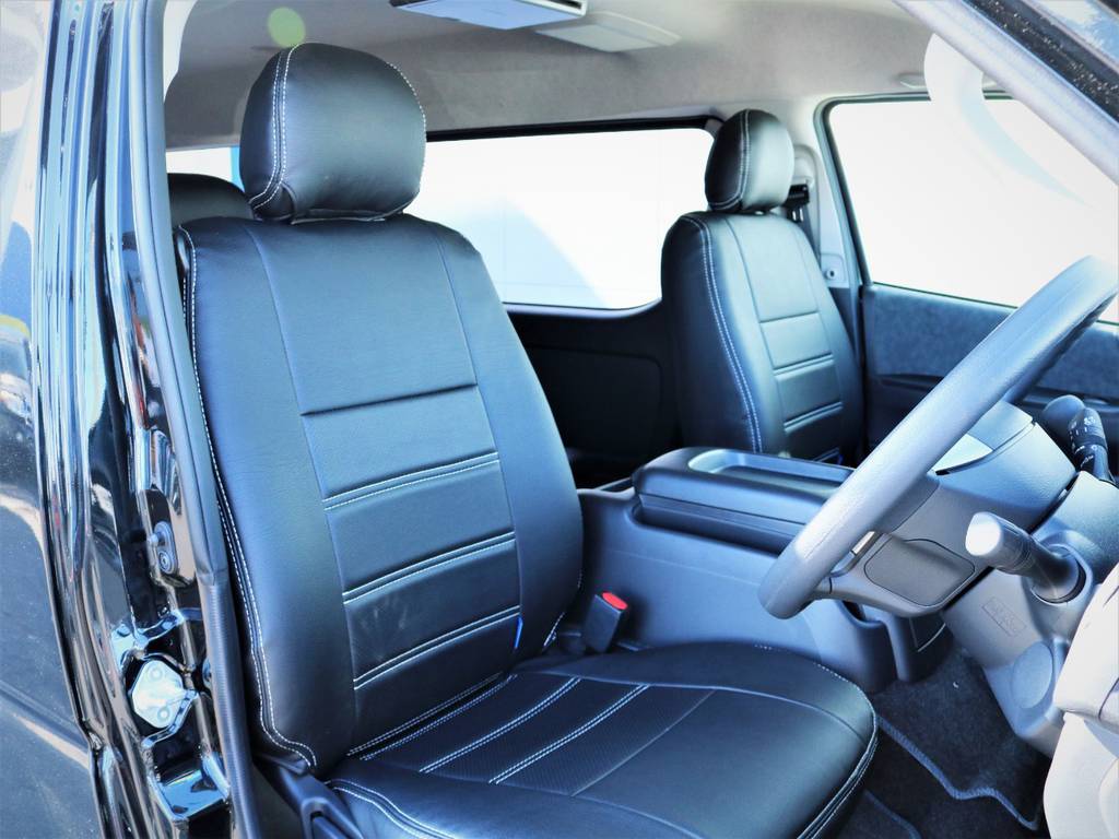 運転席シート、黒革調シートカバー付き！