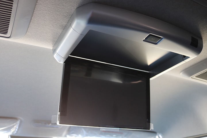 カロッツェリア製フリップダウンモニター装備！