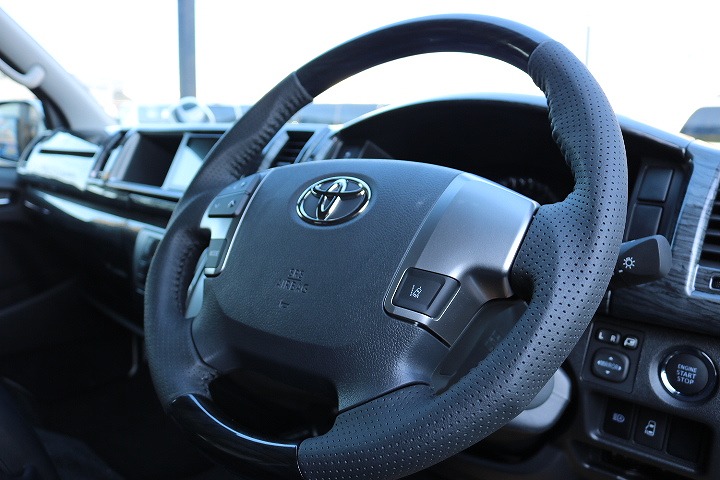 黒木目調コンビステアリング装備！