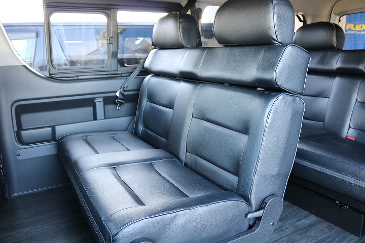 ゆとりを持ってお座りいただける２人掛けシート！