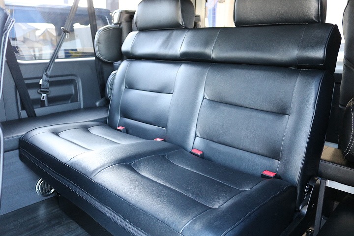 ３列目も前向き２人掛け仕様なので、５～６人常時乗りであればお勧めの内装となっております！