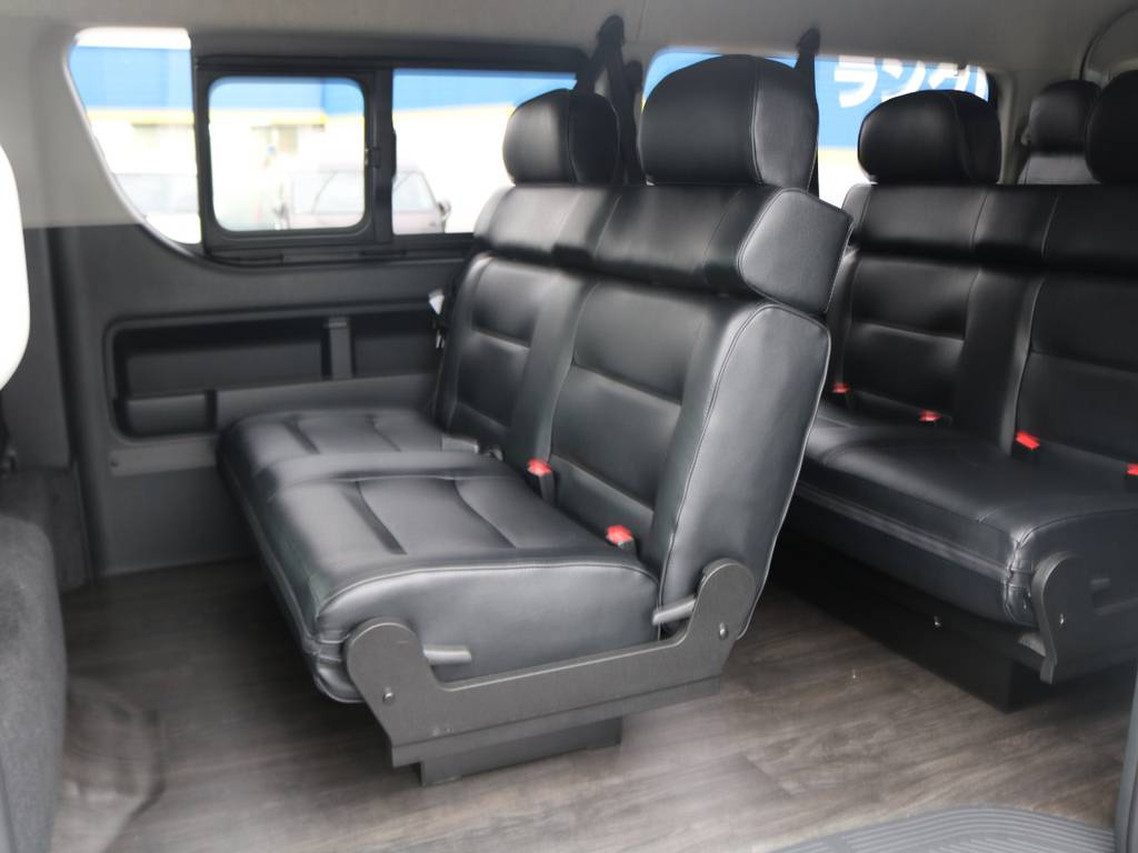 純正レイアウトでもゆったり乗車が可能な大型シートに変更済み