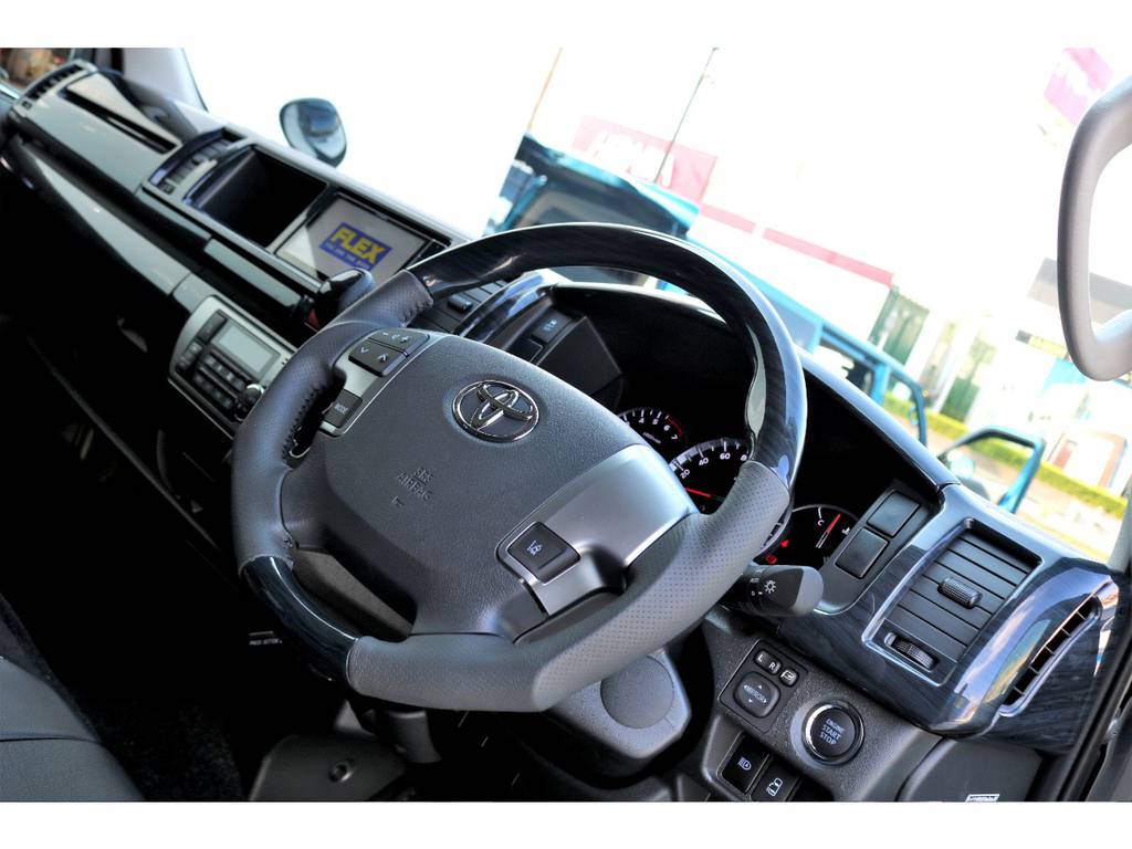 ４１５ＣＯＢＲＡ黒木目コンビステアリングで豪華な運転席周り！